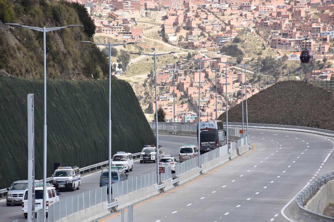 La Paz y El Alto estrenan moderna autopista reconstruida después de 40