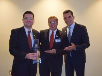 Representantes de Herbalife recibiendo el premio junto a David Rodriguez Presidente del Rotary Chuquiago Marka