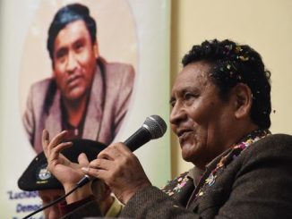 Genaro Flores Santos con un monumento en El Alto