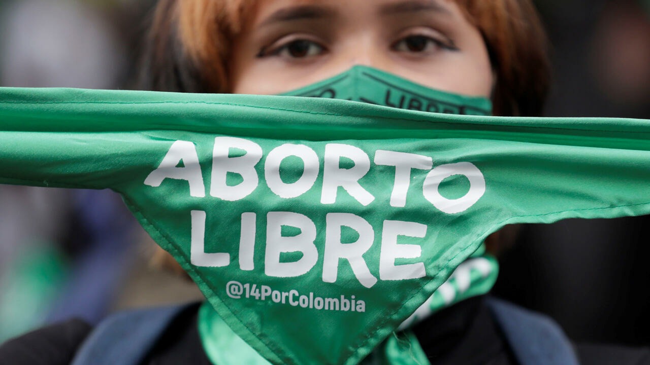 Manifestantes se reúnen para esperar la decisión sobre la despenalización del aborto en Colombia