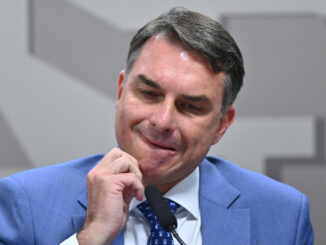 Una investigación contra Flávio Bolsonaro empantana la campaña electoral en Brasil