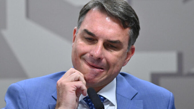 Una investigación contra Flávio Bolsonaro empantana la campaña electoral en Brasil Una investigación contra Flávio Bolsonaro empantana la campaña electoral en Brasil